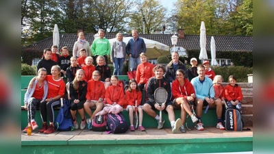 Auch in diesem Jahr wurden die Bundesliga-Ballkinder für ihre engagierte Arbeit während der Saison mit einem ganz speziellen Training belohnt. Vier Tennisprofis rund um Florian Mayer nahmen sich Zeit für den TCG-Nachwuchs. (Foto: TCG)