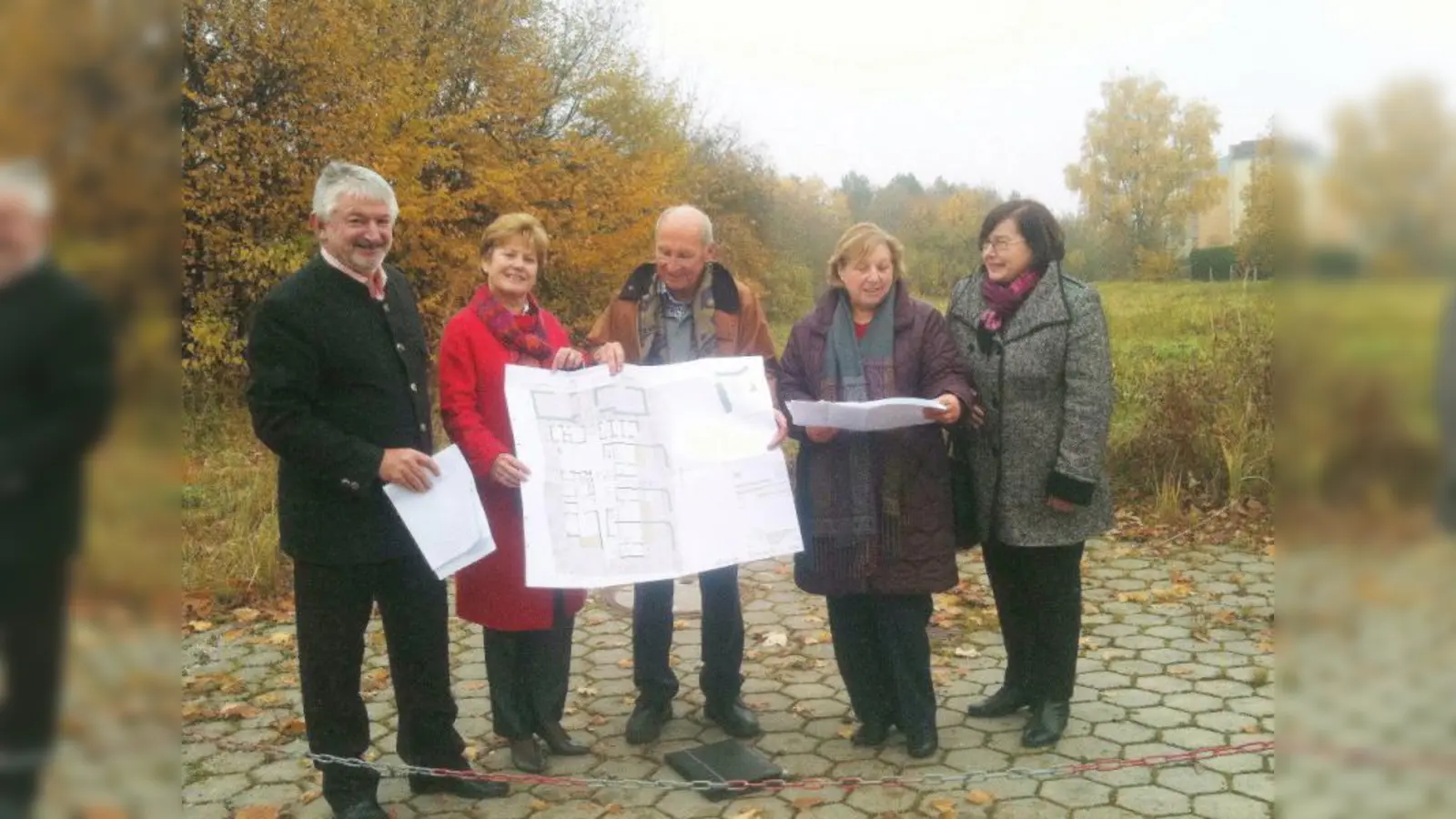 Nach Gräfelfing bekommt nun auch Martinsried eine FortSchritt-Kinderkrippe. (V.l.) Peter von Quadt, Annemarie Detsch, Peter Gradl, Brigitte Mair-Wellner und Rita Strobel-Brugger auf dem noch unbebauten Gelände. (Foto: privat)
