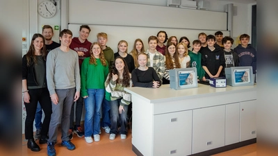 Die Klasse 9d kann stolz sein. Sie hat die Finalrunde des Wettbewerbs H2@School erreicht. (Foto: Carl-Spitzweg-Gymnasium)