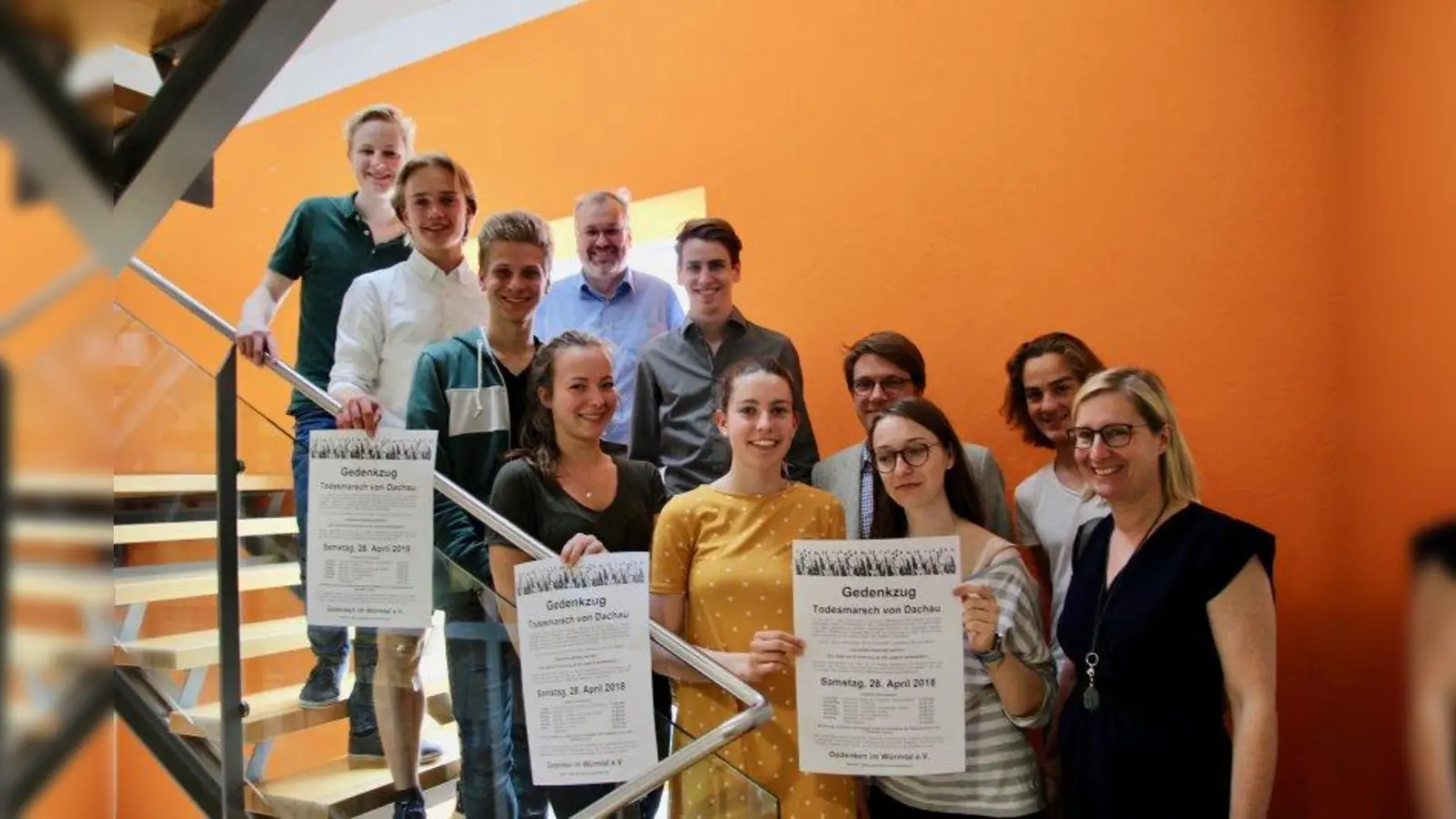 Gedenken im Würmtal funktioniert als Teamarbeit, ein Großteil der Programmgestaltung übernehmen die Schüler der drei Würmtal-Gymnasien und der Realschule. Im Foto die beteiligten Schüler sowie die verantwortlichen Lehrer Angelika Lawo (r.), Max Kolmeder (4.v.r.) und Markus Greif (4.v.l.). (Foto: us)