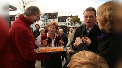 Am ersten Markttag stellten sich die Standbetreiber reihum vor und verteilten kleine Leckerein, wie hier Joachim Spiller von Gut zum Leben. Annemarie Detsch und Peter Mitschke ließen es sich schmecken. (Foto: US)