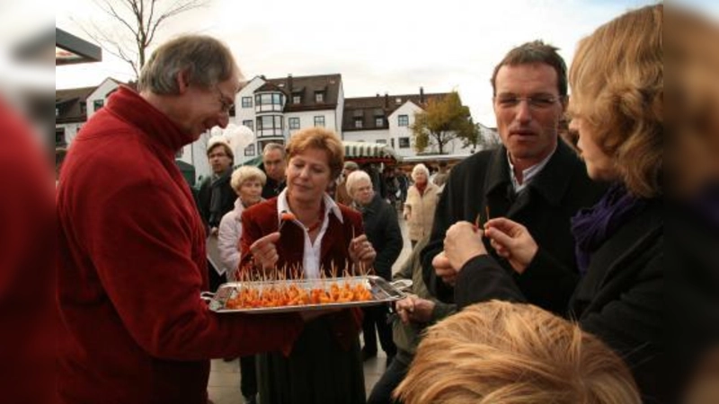 Am ersten Markttag stellten sich die Standbetreiber reihum vor und verteilten kleine Leckerein, wie hier Joachim Spiller von Gut zum Leben. Annemarie Detsch und Peter Mitschke ließen es sich schmecken. (Foto: US)