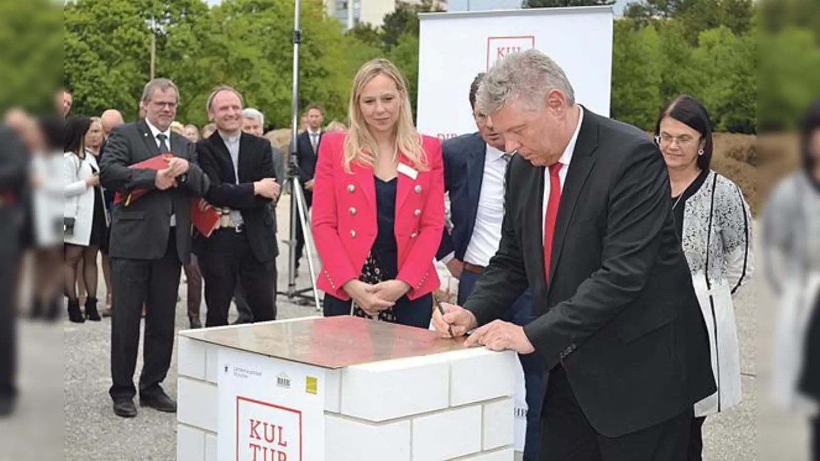Oberbürgermeister Dieter Reiter unterschreibt als Erster die Gedenktafel zur Grundsteinlegung. 	 (Foto: ar)