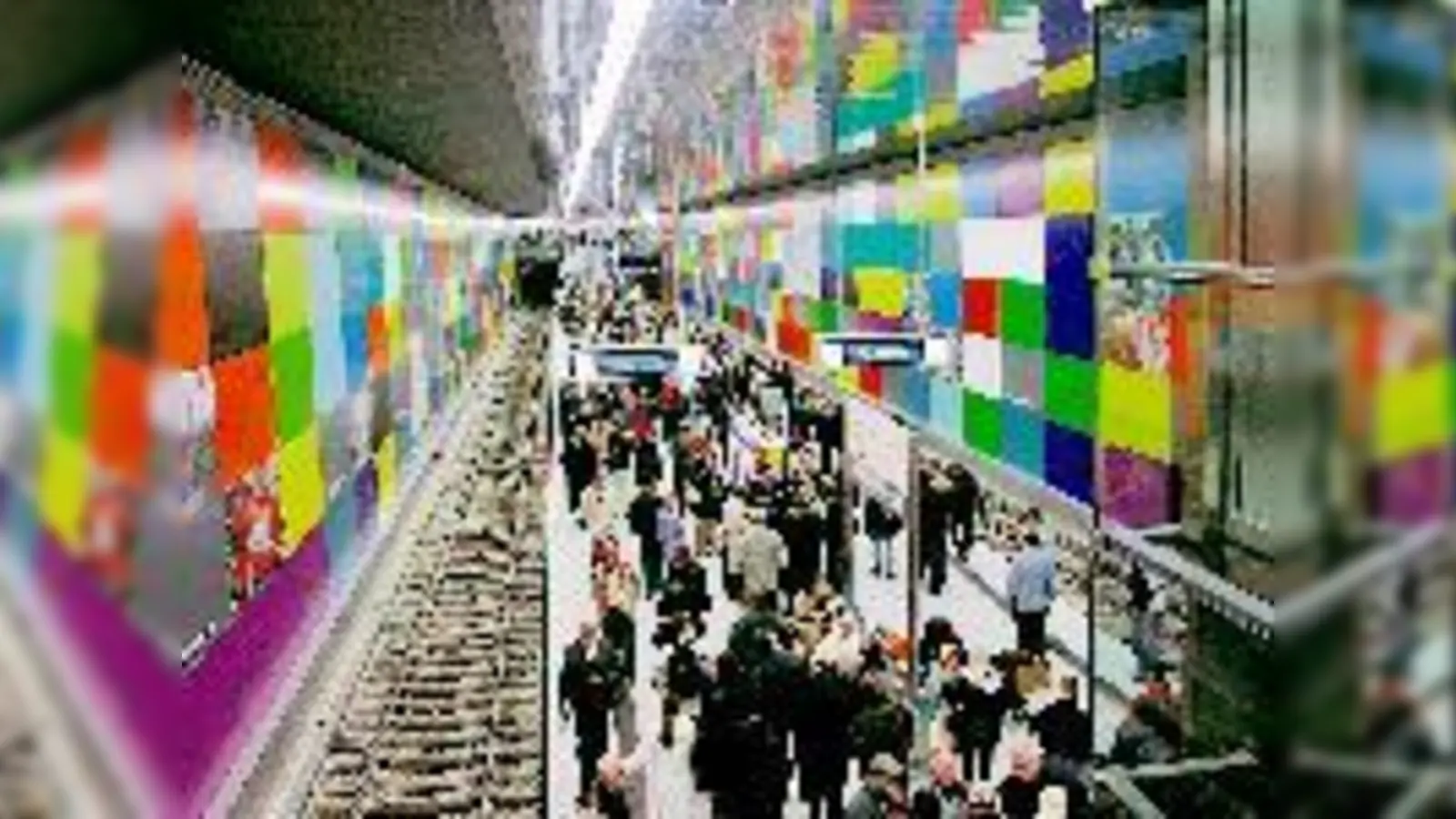 Start frei für die erste U-Bahn ab Georg-Brauchle-Ring. Der neue Endbahnhof der U1 ist künstlerisch konzipiert worden und kommt knalligbunt daher.	 (Foto: bas)