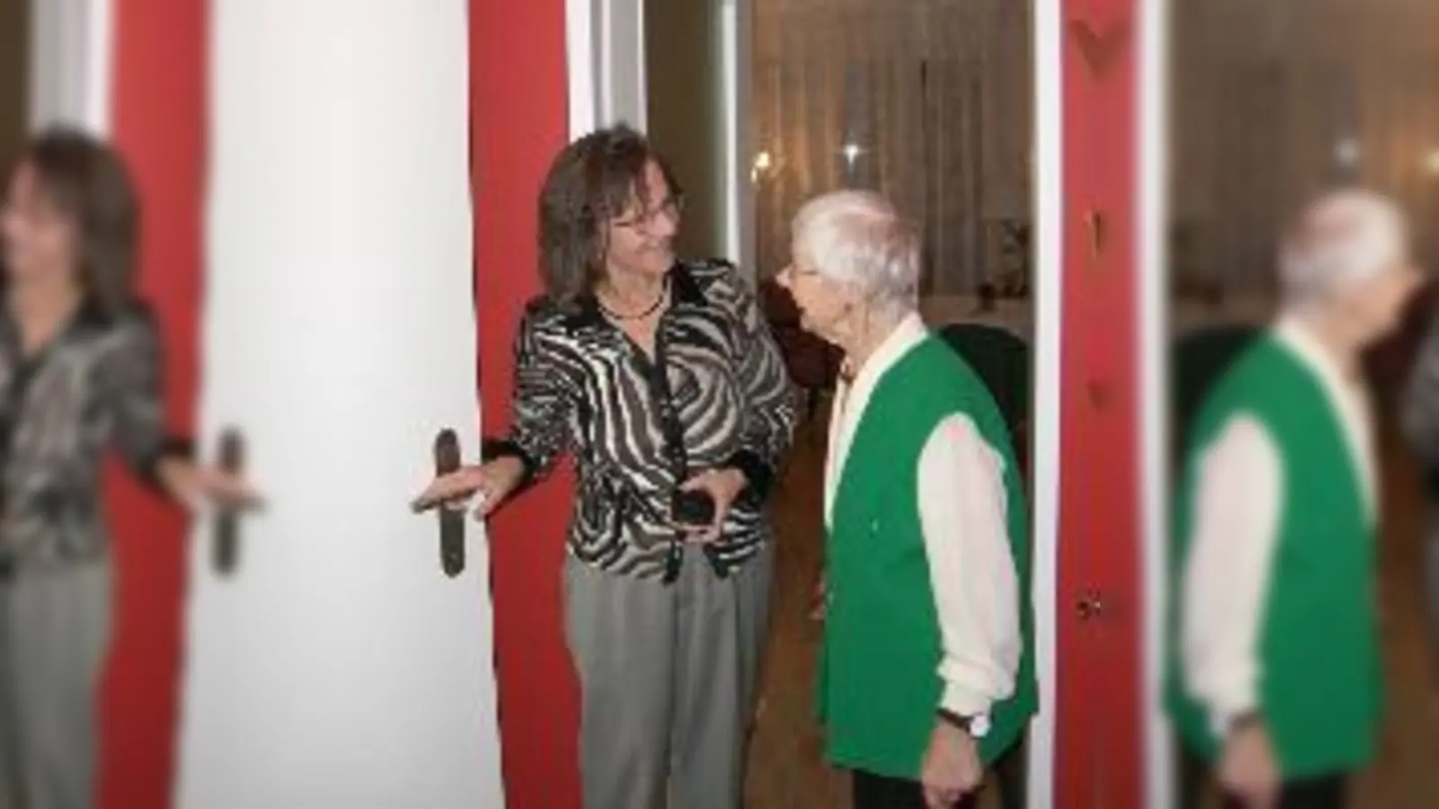 Christa Lippmann besucht Margarethe Schwarze (r.) in deren Wohnung.	  (Foto: lix)