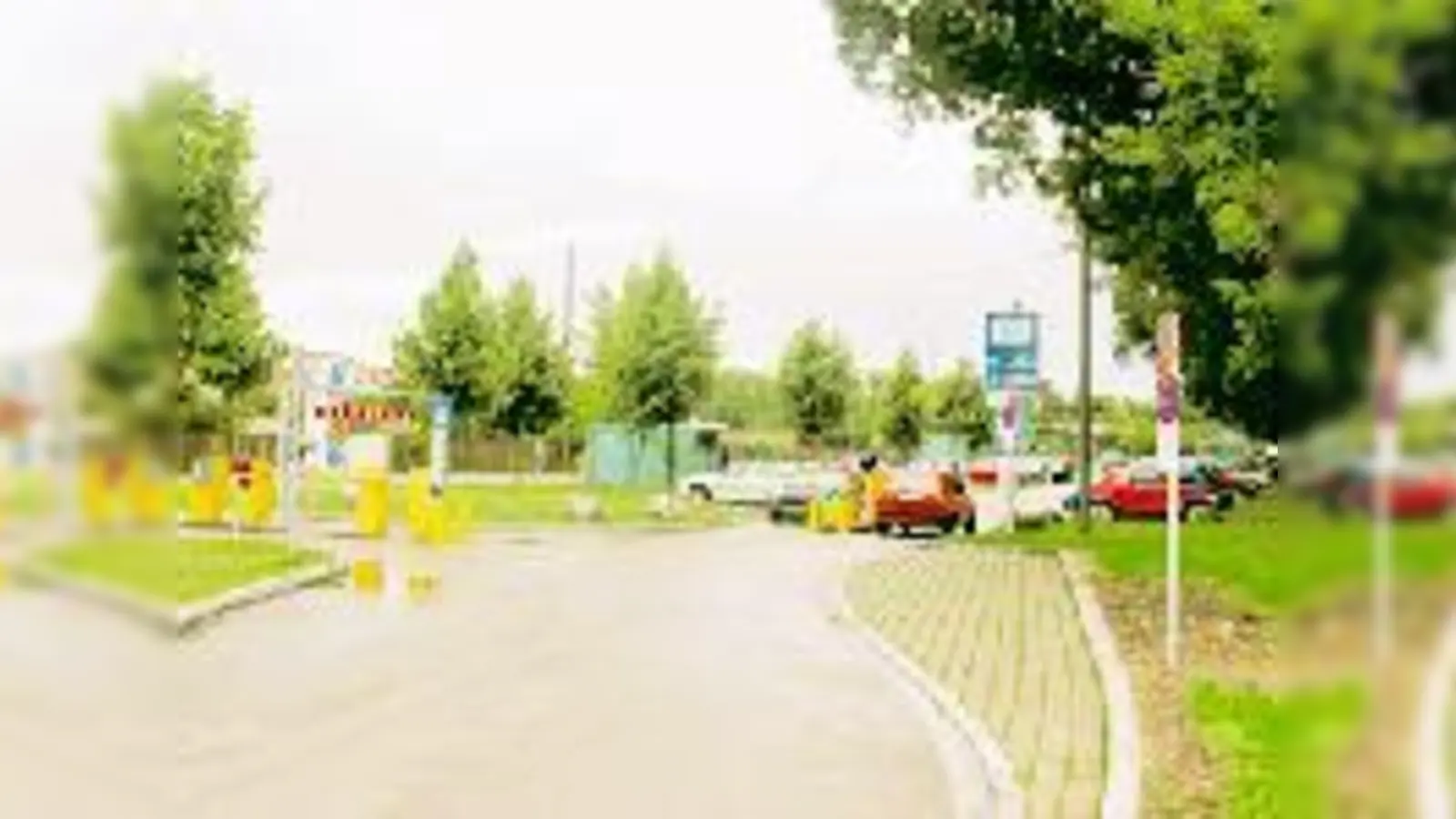 Manfred Zehetbauer von der P+R GmbH (li.) zeigt den BA-Mitgliedern den Kontrollraum, wo die Überwachungskameras zusammenlaufen, die auf der Park &amp; Ride-Anlage für Sicherheit sorgen.	 (Fotos: ta)