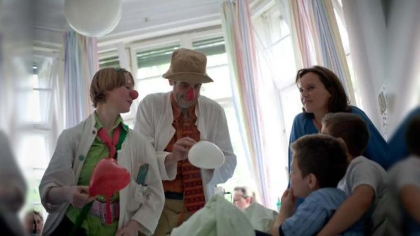 Mit den beiden KlinikClowns „Dr. Tikedibu“ und „Dr. Charlie“ besuchte die Filme-Macherin und Oscar-Preisträgerin Caroline Link (r.) das Klinikum München-Schwabing und machte sich dabei selbst ein Bild von der Arbeit der KlinikClowns, deren Patin sie jetzt ist. (Foto: Matthias Thoelen)