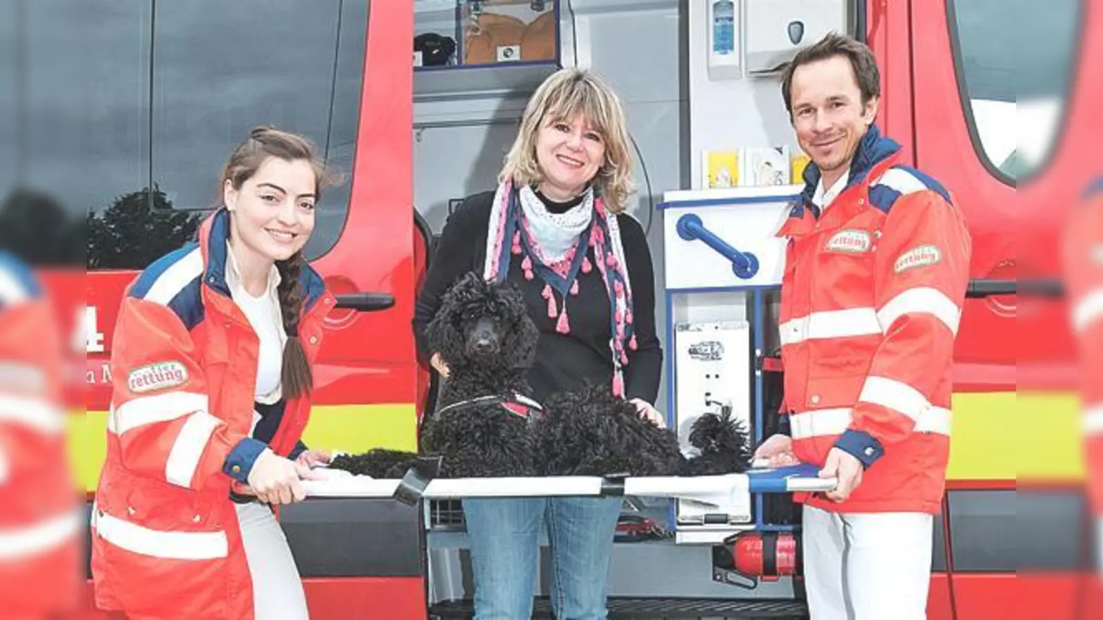 Evelyne Menges mit zwei Münchner Tierrettern.	 (Foto: Verein)
