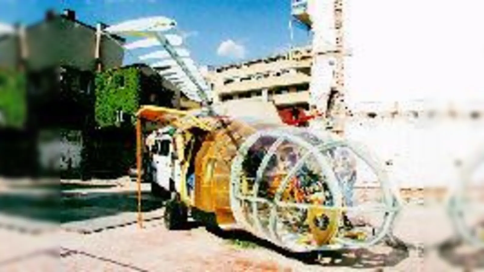 Zieht derzeit die Blicke auf sich: das Wohnmobil mit Hubschrauber-Vorbau am Kurfürstenplatz.	 (Foto: ta)