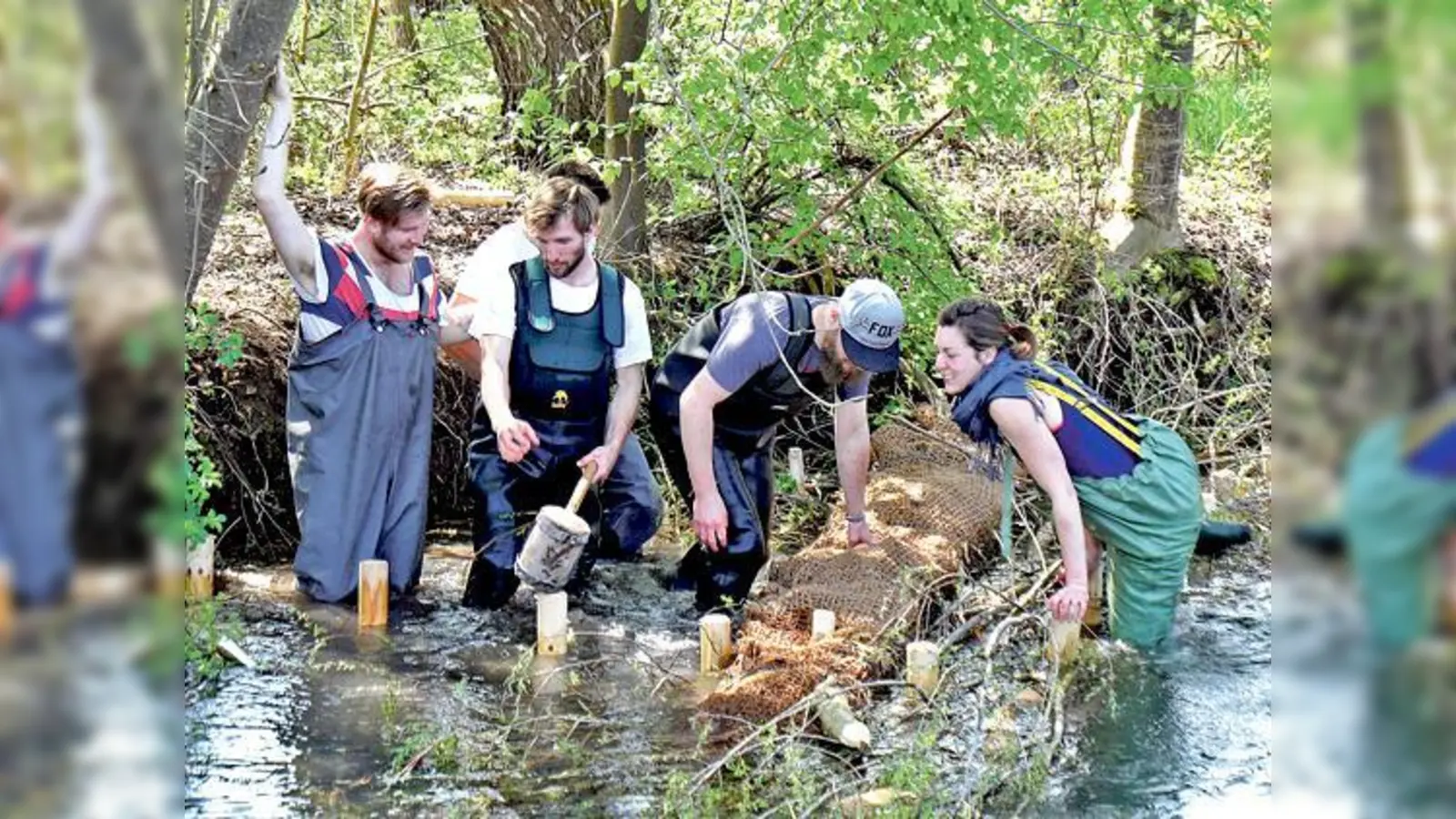 Harte Arbeit in Wathosen: Die Studenten tauschten den Hörsaal mit der Sempt. Thema: Hochwasserschutz und ökologische Aufwertung. 	 (Foto: kw)