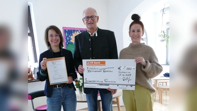 Über 1.000 Euro für den Kinderhort Villa Seestern freuten sich (v.l.): Anita Kolednik (Einrichtungsleiterin), Johann Oberhofer (Geschäftsführer Bürgerstiftung Starnberg) und Tanja Schallermayer (Hausleiterin). (Foto: Bürgerstiftung)
