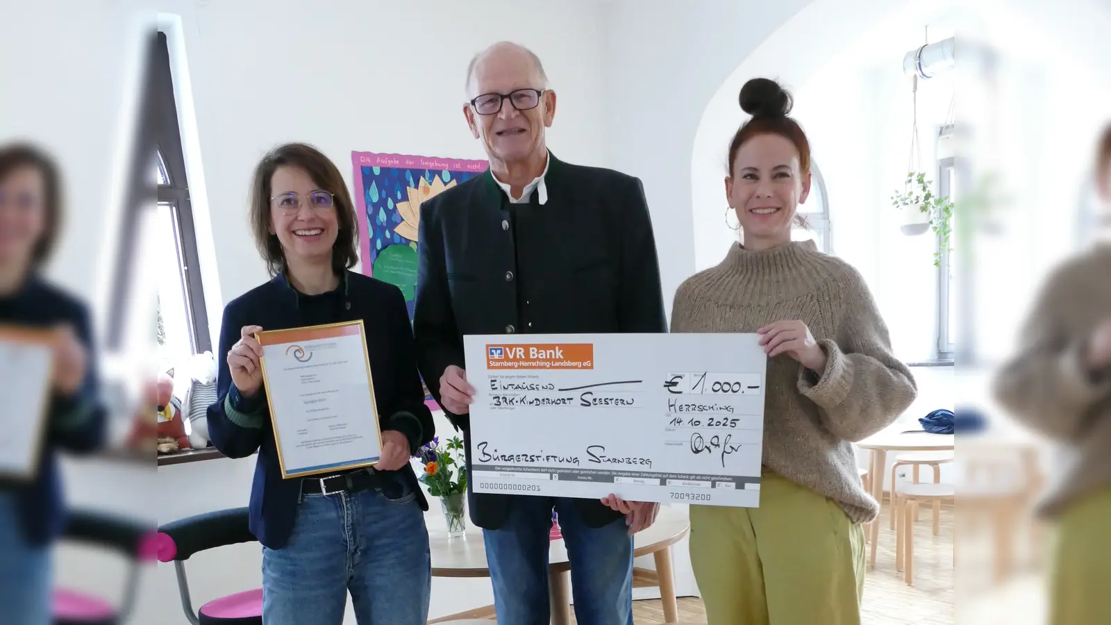 Über 1.000 Euro für den Kinderhort Villa Seestern freuten sich (v.l.): Anita Kolednik (Einrichtungsleiterin), Johann Oberhofer (Geschäftsführer Bürgerstiftung Starnberg) und Tanja Schallermayer (Hausleiterin). (Foto: Bürgerstiftung)