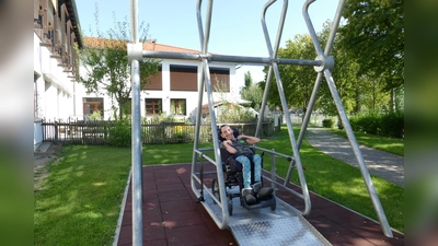 Unter anderem wurde für die Spenden eine rollstuhlgerechte Schaukel für die Behinderteneinrichtung in Steinhöring erworben. (Foto: KJF)