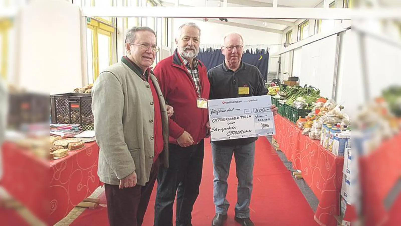 Hans Hartl Sängerkreis und Jochen Myrus (v. l.) vom Sängerkreis konnten Franz Knobel (r.), Leiter der Ausgabe des Ottobrunner Tisches, konnten einen Scheck über 500 Euro übergeben. 	 (Foto: VA)