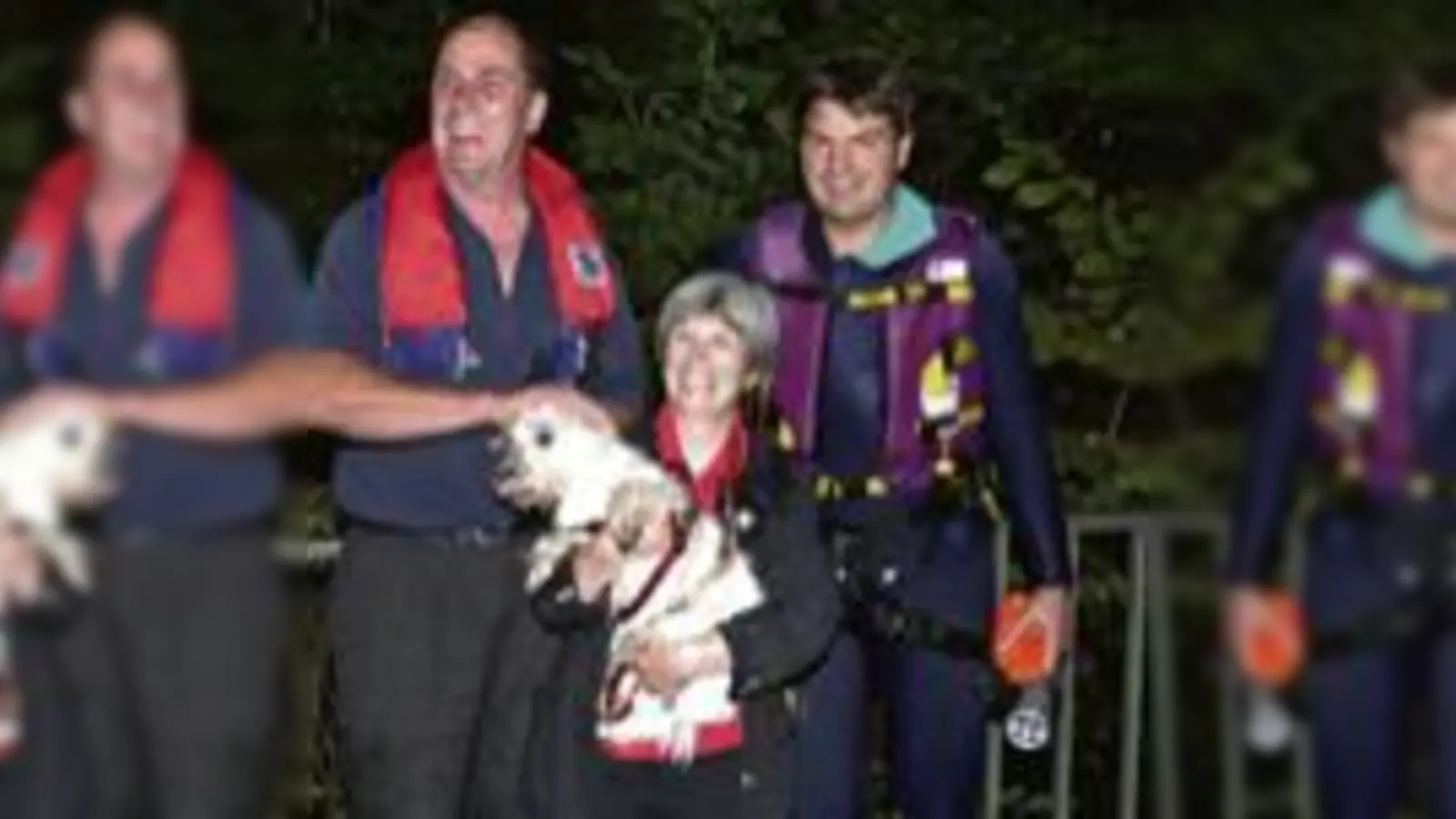 Zumindest die Retter und das Frauchen konnten lachen, Otto schaute etwas nass aus der Wäsche.  (Foto: Feuerwehr)