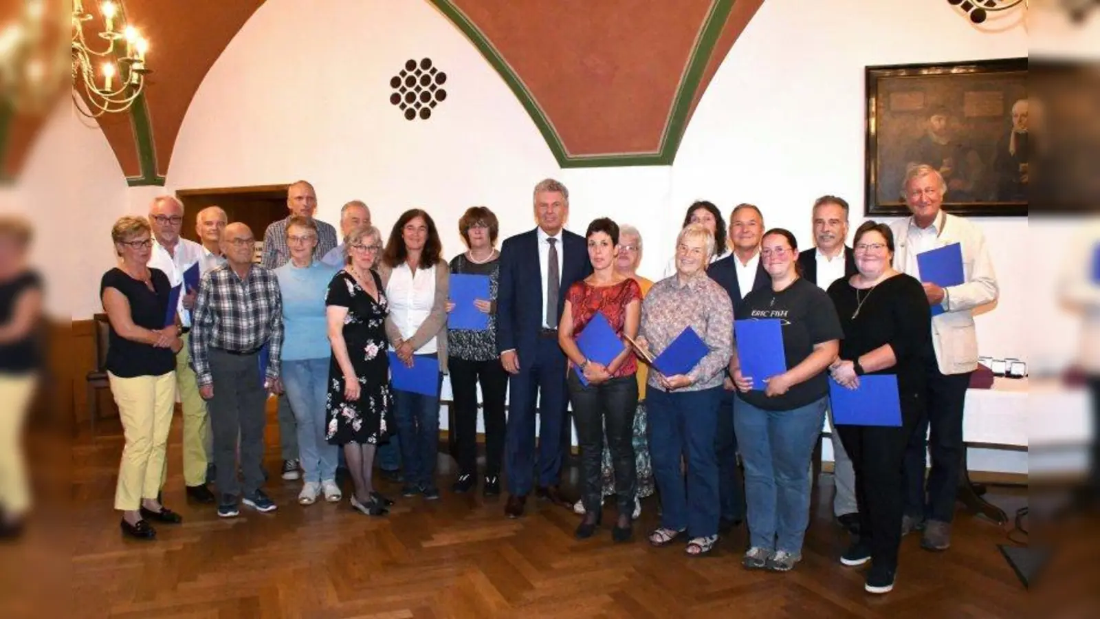 Danke! Sie haben seit fünf Jahren ein achtsames Auge auf die Grundschüler in ihrem Viertel: Heinrich Arnold, Claudia Beimfor, Heike Cerny, Rainer Eckhoff, Heidi Erhardt, Gabriele Fendt, Elke Gebhard, Manuela Gubisch, Daniela Harbrink, Monika Keller, Christoph Köhl, Gabriele König-Thalhammer, Michael Krämer, Maria Krötz, Wolfgang Kühnl, Viktor Lochner, Wasliki Majora, Stefan Nietsch, Robert Röhrl, Ingrid Schäche, Edeltraud Scholz, Andrew Sleight, Ingrid van Taack-Trakranen, Anton Thalhammer, Lieselotte Wenk. (Foto: Ingrid Grossmann)