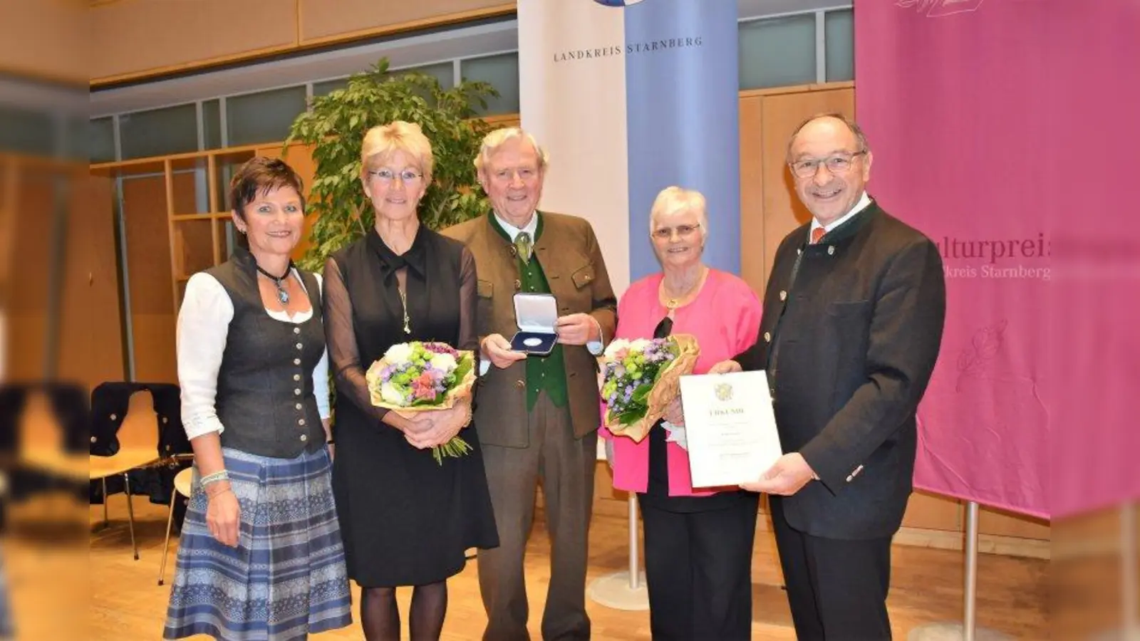 Sein Leben lang hat sich Willi Großer (Mitte) für die Pflege des bayrischen Brauchtums eingesetzt. Dafür gab's den Kulturpreis, den Landrat Karl Roth (rechts) und Kulturreferentin Barbara Beck (links) überreichten. Geehrt wurden auch Rosemarie Mann-Stein (in rosa Jacke) und Friederike Hellerer. (Foto: Hauck)