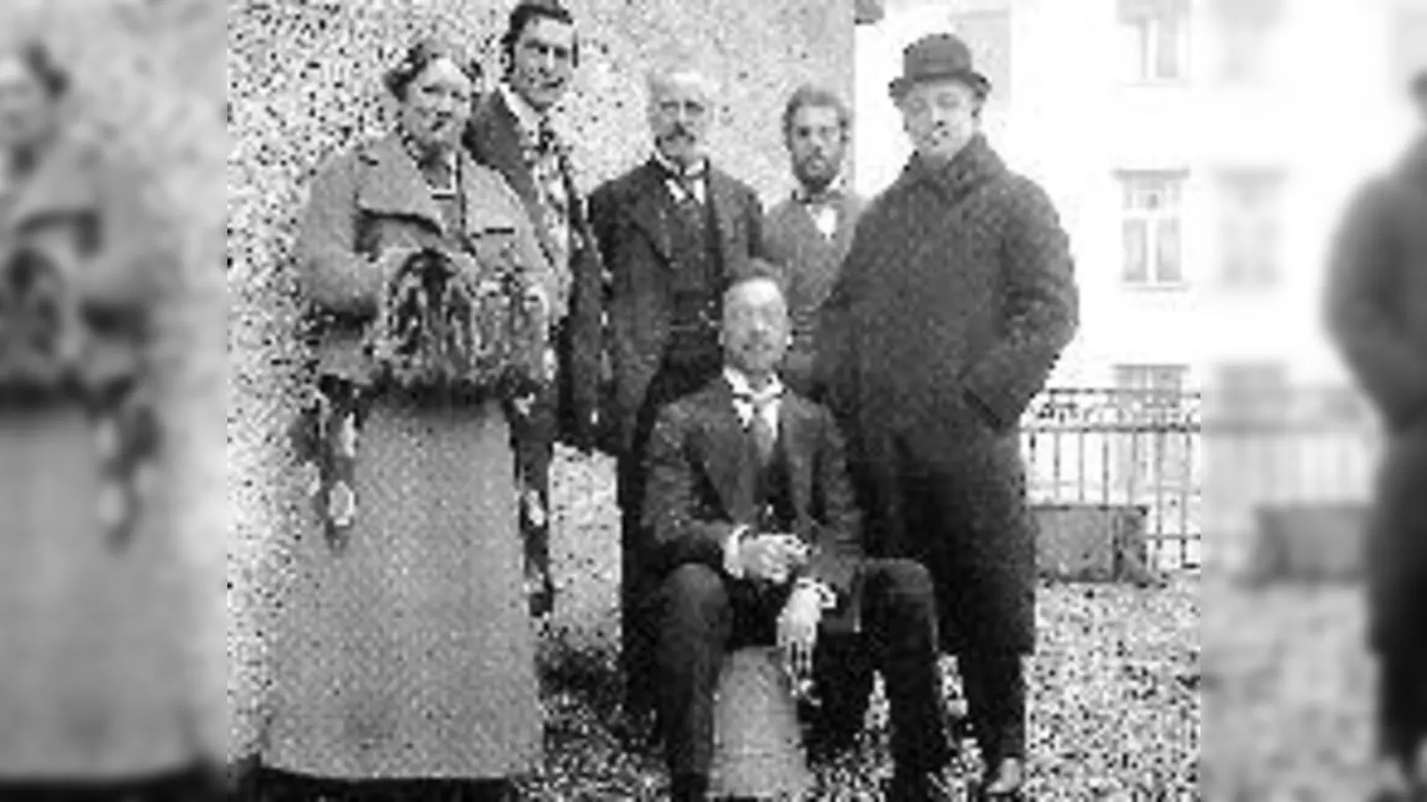 Künstler des »Blauen Reiters« 1911/12 auf einen Balkon von Kandinsky in der Schwabinger Ainmillerstraße 31: (v.l.): Maria Marc, Franz Marc, Bernhard Koehler, Heinrich Campendonk, Thomas von Hartmann,  (Foto: Wassily Kandinsky.)