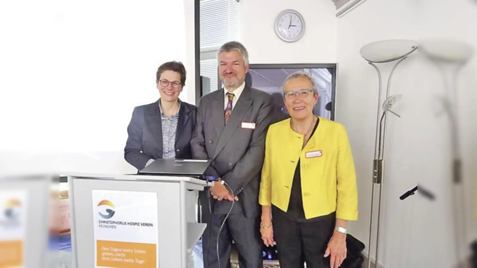 V. l. n. r.: Claudia Bausewein (Direktorin der Klinik für Palliativmedizin), Sepp Raischl (Leiter IBB) und Renate Salzmann-Zöbeley, Vorsitzende des CHV.	 (Foto: Inge Scheller)