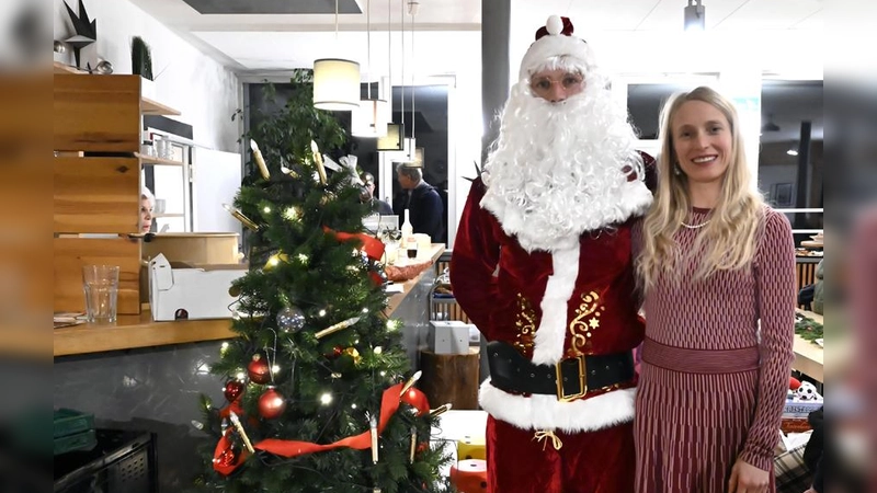Vereinsgründerin von „Foodsaving &amp; More”, Carmen Nolte, freut sich gemeinsam mit dem Nikolaus auf viele Gäste beim „Advent für alle”.  (Foto: Helmut Stark)