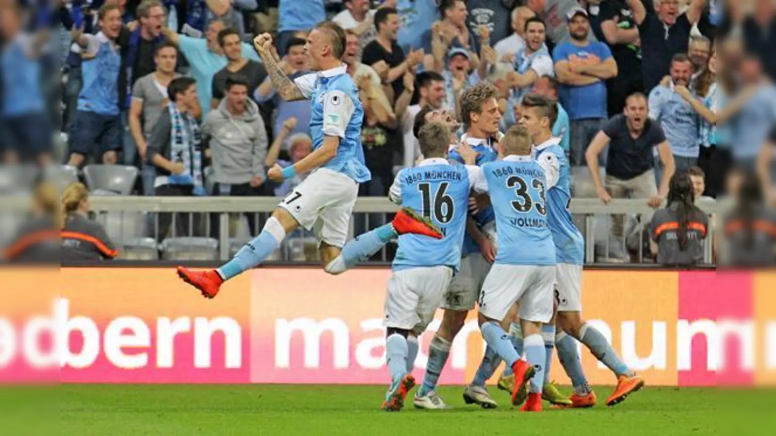 Grenzenlose Freude: die Löwen nach dem Nichtabstieg.  (Foto: A. Wild)