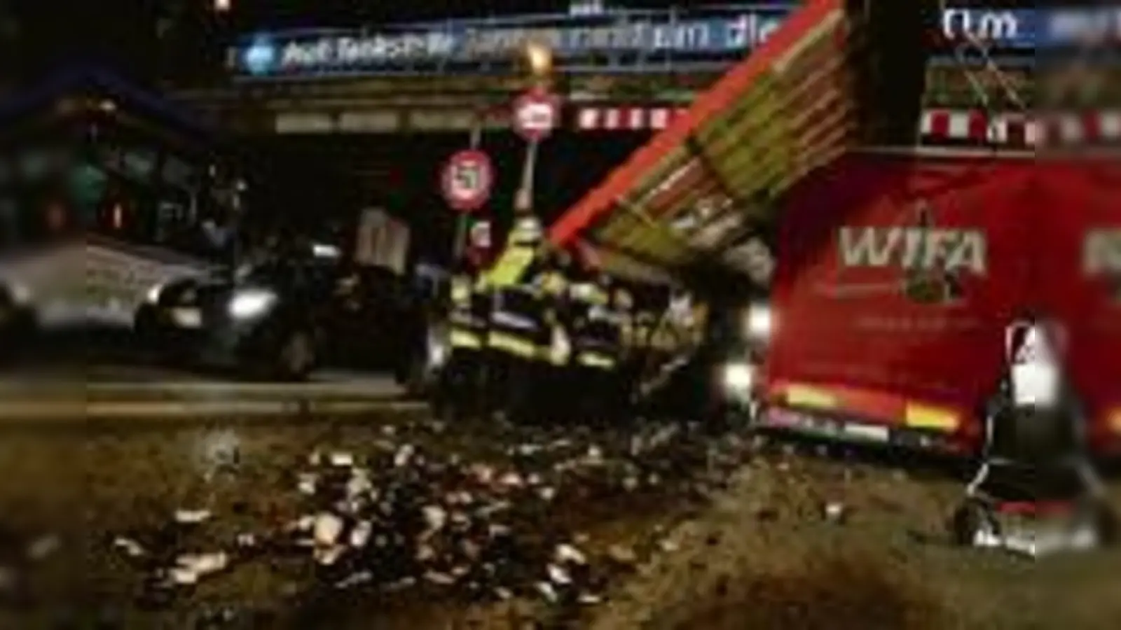 Der Lkw-Fahrer verschätzte sich in der Höhe und blieb in der Unterführung stecken.  (Foto: VA)