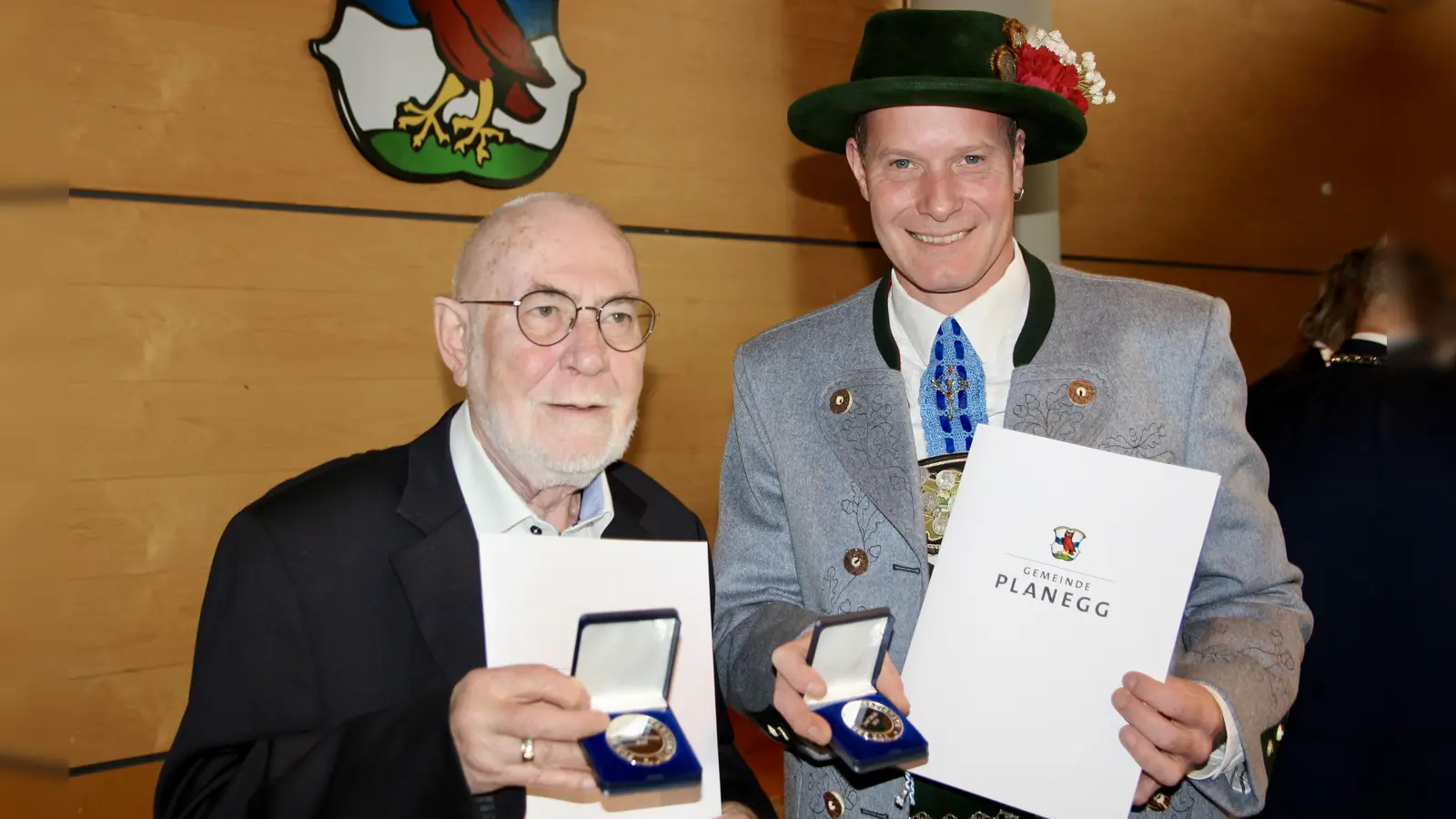 Werner Schröter und Josef Stöckl (v.l.) wurden mit der Planegger Bürgermedaille ausgezeichnet.  (Foto: us)