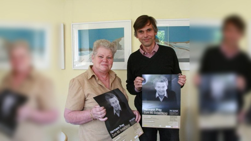 Rosi Beyer vom Kraillinger Kulturförderverein und Florian Prey organisieren das Festkonzert für Kraillings Ehrenbürger Hermann Prey, der am 11. Juli 80 Jahre alt geworden wäre. (Foto: US)