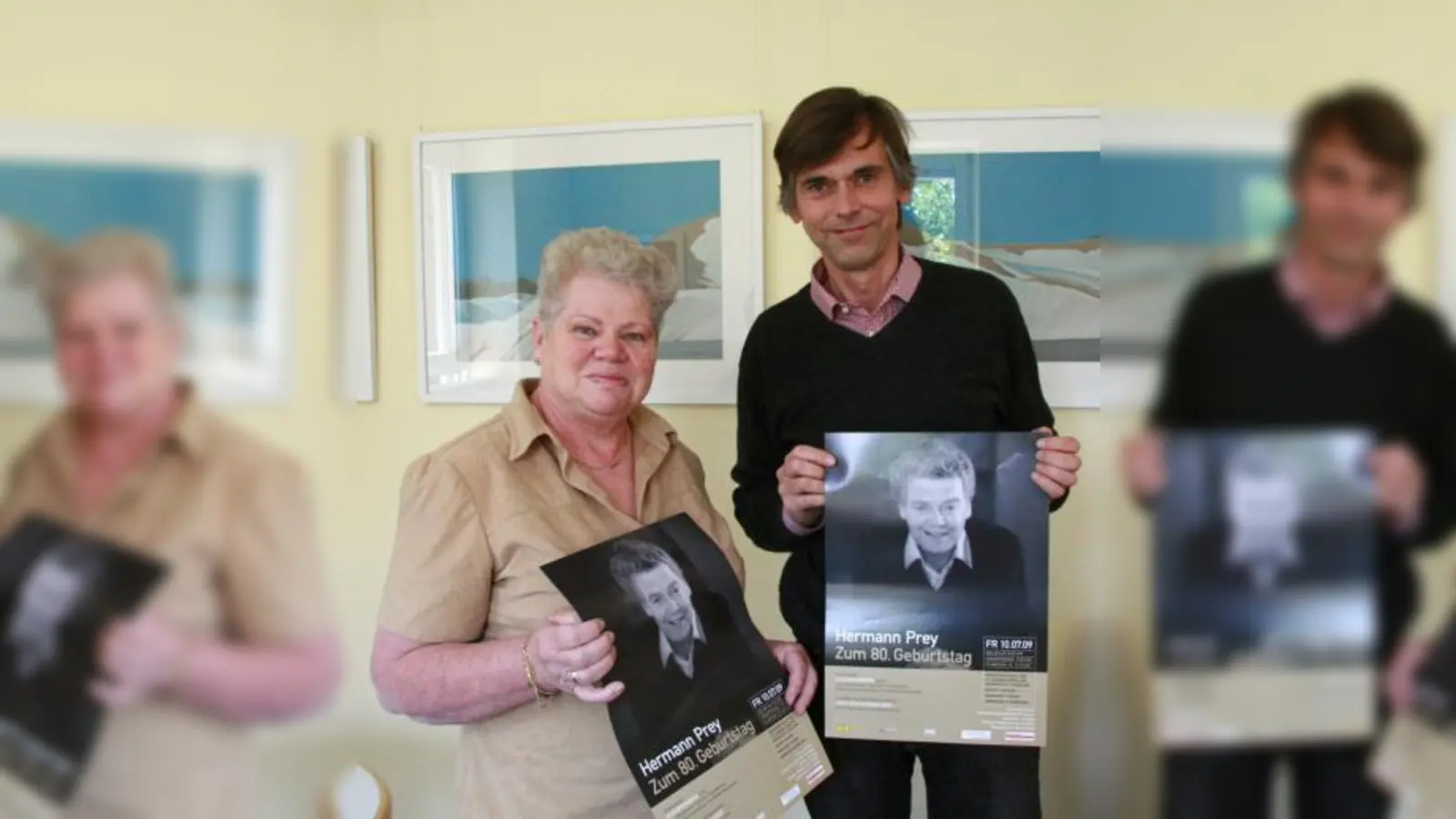 Rosi Beyer vom Kraillinger Kulturförderverein und Florian Prey organisieren das Festkonzert für Kraillings Ehrenbürger Hermann Prey, der am 11. Juli 80 Jahre alt geworden wäre. (Foto: US)