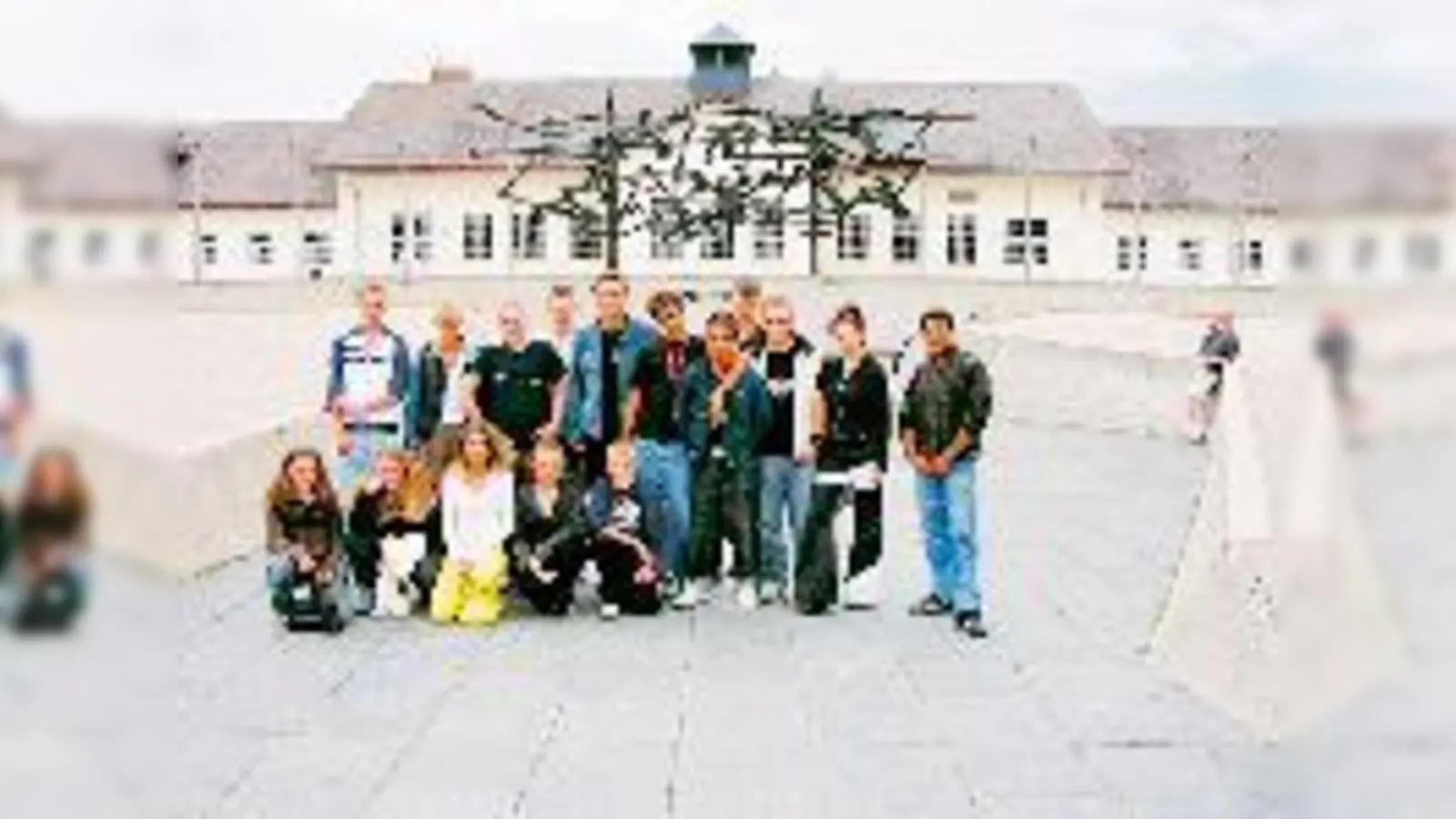 Die KZ-Gedenkstätte Dachau hinterließ einen tiefen Eindruck bei den Oberschleißheimer Jugendlichen.	 (Foto: Planet ,O n Oberschleißheim · »Nie wieder« steht auf dem Gedenkstein auf dem Appellplatz der KZ Gedenkstätte Dachau in fünf Sprachen (deutsch, engli)