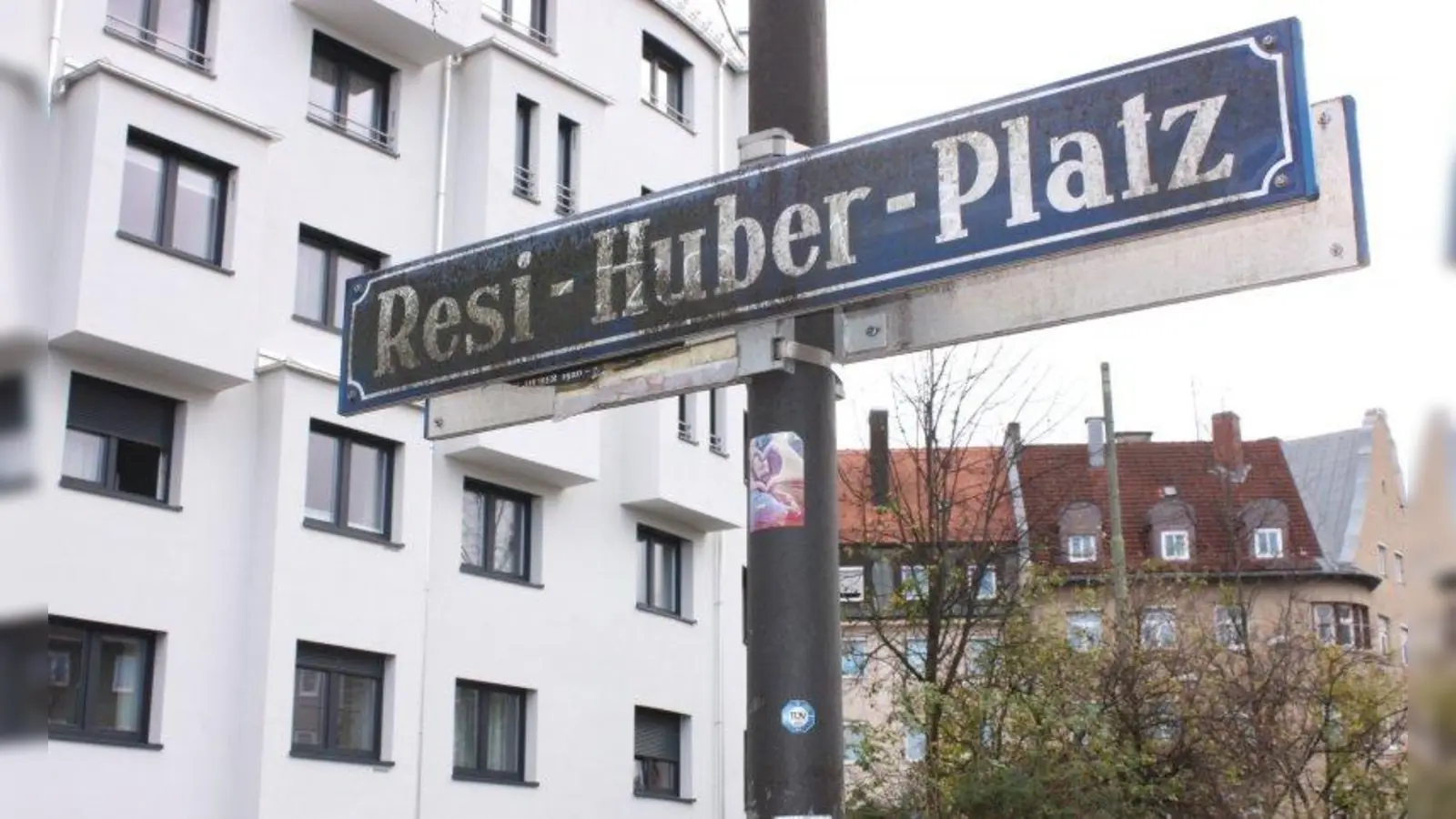 Das Schild am Resi-Huber-Platz soll mit einer Erklärtafel ergänzt werden. Um den Text gibt es nach wie vor Streit. (Foto: job)