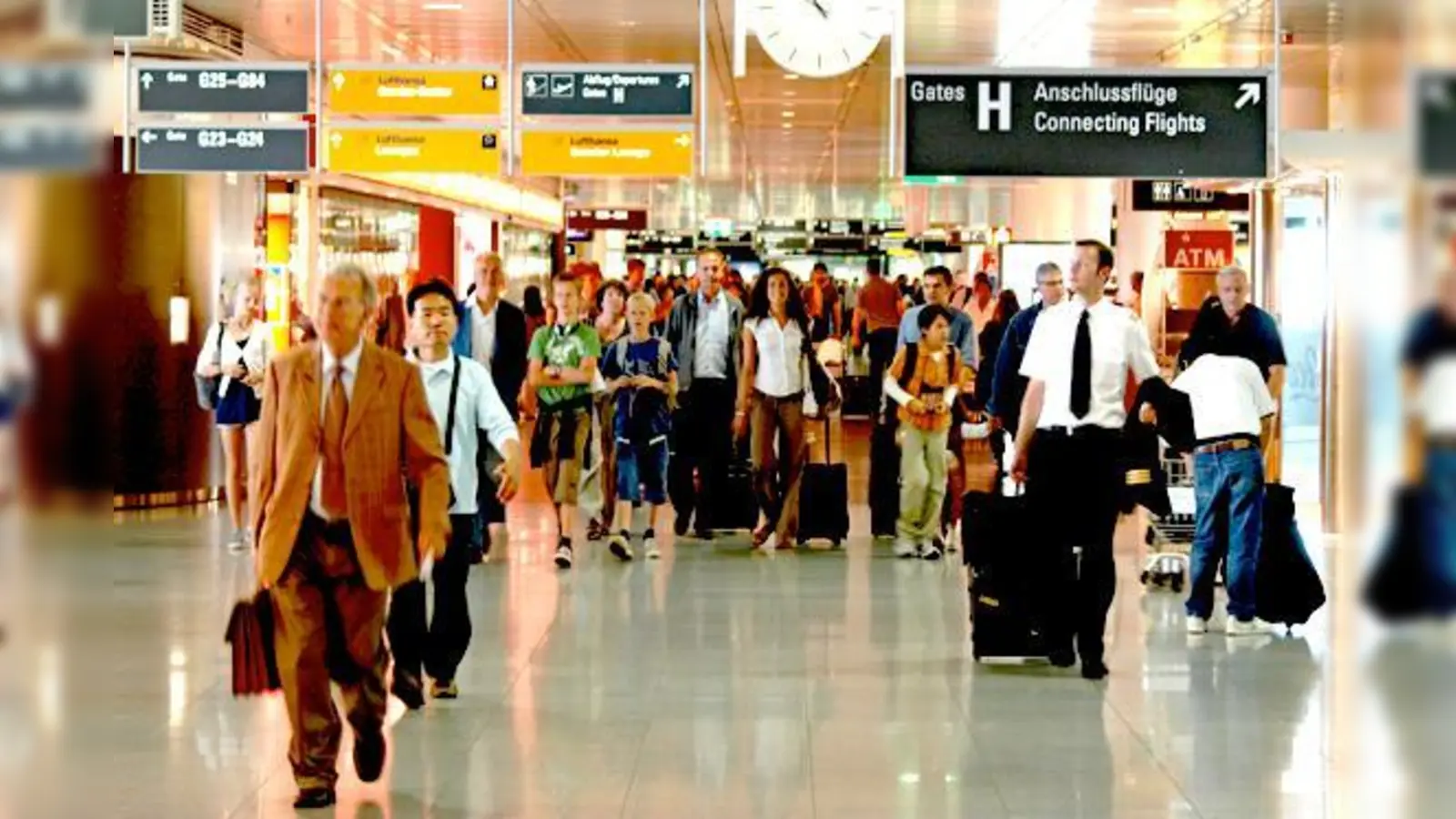 Bei 3,2 Millionen Reisenden allein im Juni auf dem Flughafen München (damit das höchste Passagieraufkommen, das jemals im Juni am Flughafen registriert wurde) bleibt immer was liegen.  (Foto: Werner Hennies/Flughafen München GmbH)