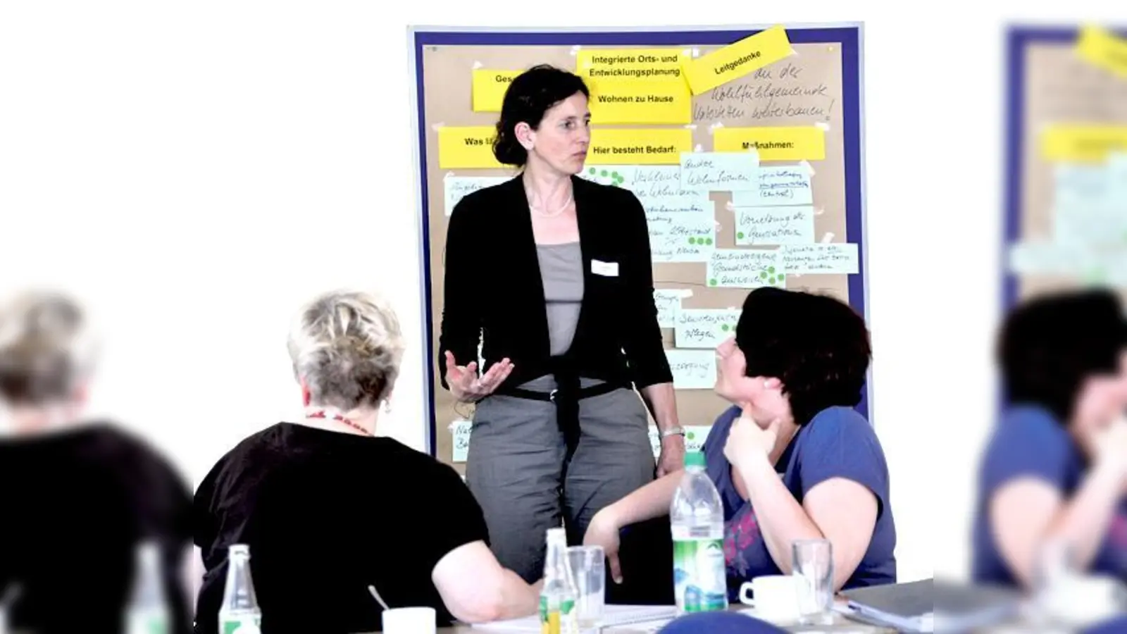 Brigitte Herkert moderierte den Workshop Zukunftsorientierte Seniorenpolitik, zu dem Bürgermeister Robert Niedergesäß rund 30 Teilnehmer aus verschiedenen Einrichtungen der Gemeinde begrüßen konnte. 	 (Foto: Sybille Föll)