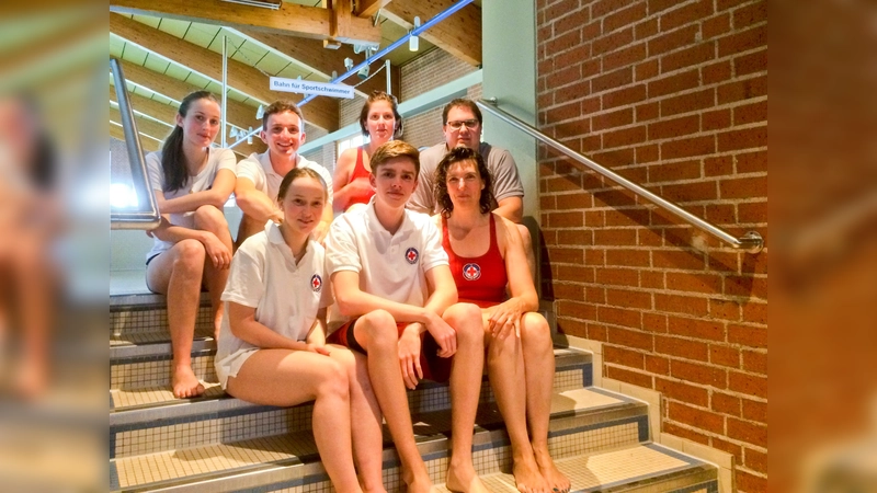 Die Prüfer: Hinten von links: Clara Duttenhofer, Andreas Oeller, Teresa Gell, Florian Hauck, vorne von links; Melanie Klaß, Mark Zeiff und Nicole Zeiff. (Foto: BRK)