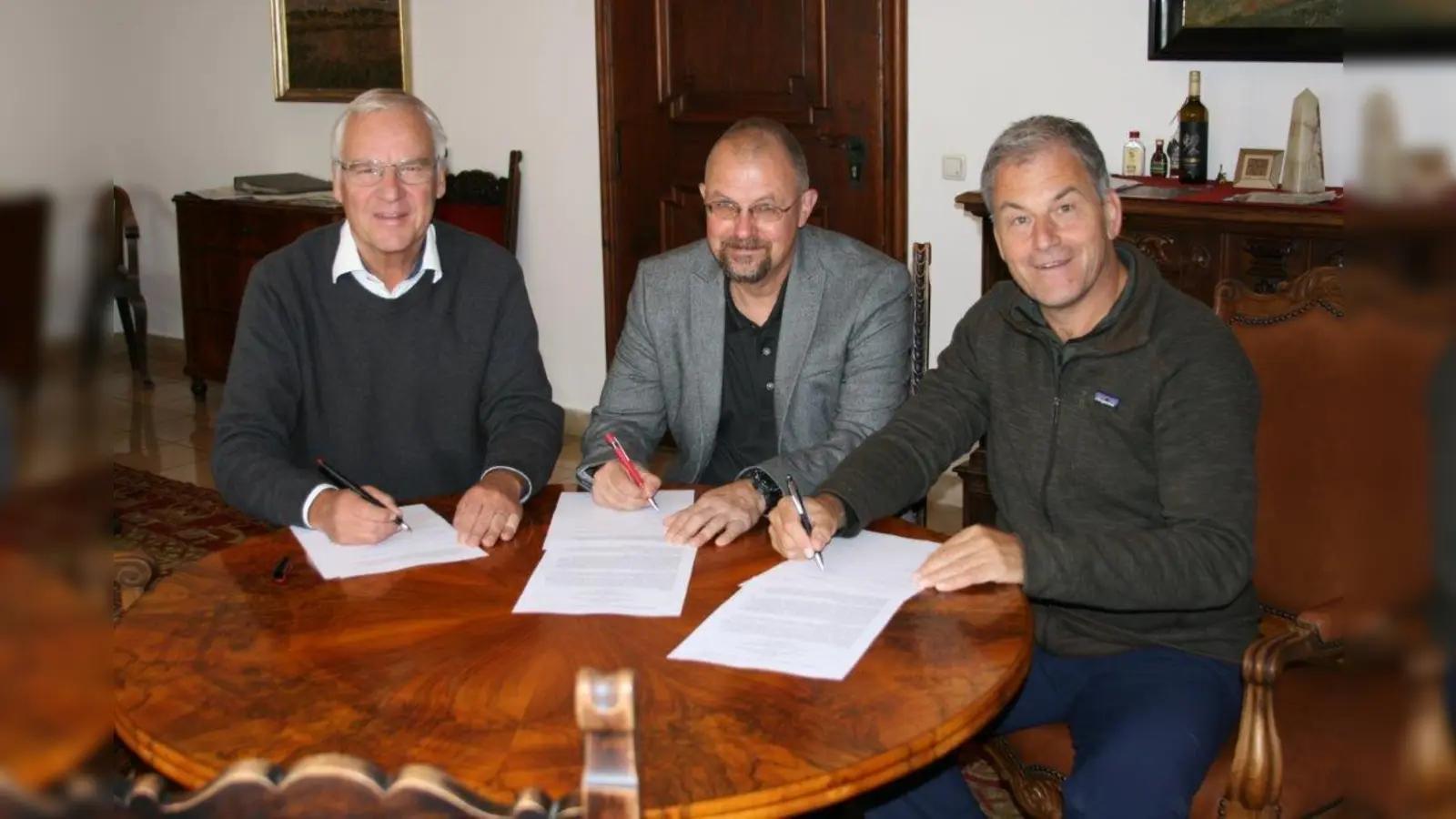 Bürgermeister Walter Brilmayer, Rektor Alexander Bär und Musikschulleiter Peter Pfaff (v. li.) bei der Vertragsunterzeichnung. (Foto: Stadt Ebersberg)
