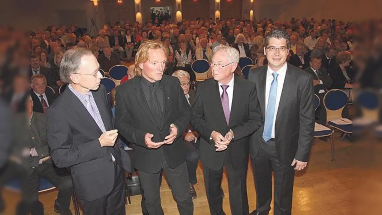 Die Stiftungsvorstände Peter Reischmann (li.), Sebastian Dienelt und Werner ­Lawes (v. re.) nutzten vor der Präsentation der Filme die Gelegenheit, um sich mit Tierfilmer Andreas Kieling über dessen Arbeit zu unterhalten.	 (Foto: cr)