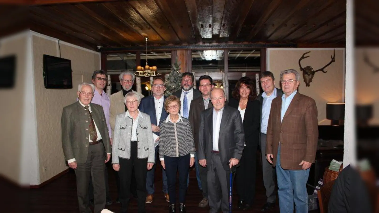 Ehrung im Rahmen der Weihnachtsfeier (von links): Walter Hiebsch, Bernd Wanka (CSU-Fraktionsvorsitzender im Gemeinderat), Walter Olbertz, Christa Fink, Andreas Froschmayer, Brigitte Paulus, Andreas Edelmann, Christian Bieberle (CSU-Ortsvorsitzender), Karl Hoffmann, Gabriele Hogh-Binder, Stefan Kolbe (1. Bürgermeister) und Walter Hogh. (Foto: CSU)