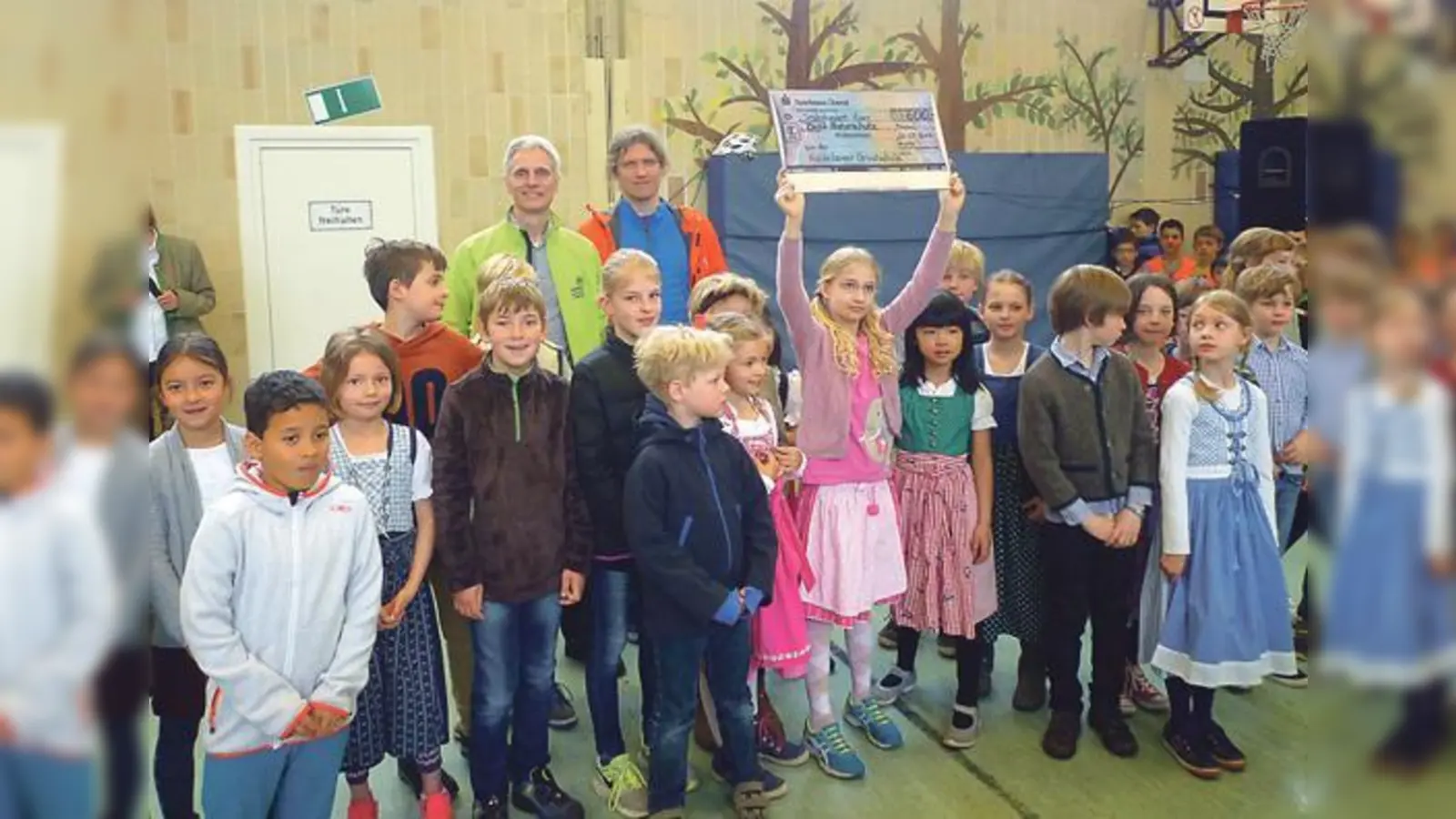 Grund zur Freunde: Schülerinnen und Schüler der Haldenberger Grundschule übergeben den Scheck an Martin Hänsel und Dr. Thorsten Kellermann vom Bund Naturschutz.	 (Foto: BN)