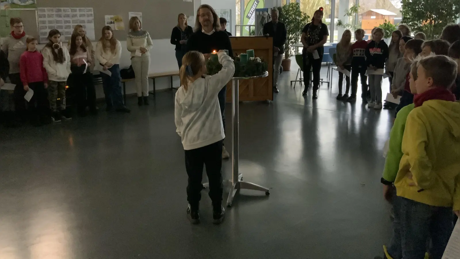 Sehet, die erste Kerze brennt: Die Adventszeit an der Realschule Herrsching wurde mit gemeinsamem Singen eingeläutet. (Foto: Realschule Herrsching)