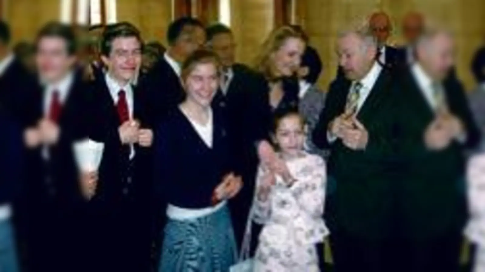 Dr. Michaela Nathrath (Mitte) mit Ministerpräsident Dr. Günther Beckstein und ihren Kindern Lukas, Hannah und Clara (v. l. n.  (r.).Foto: Privat)