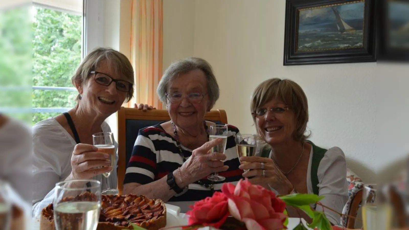 Freunde und Verwandte kamen zum Gratulieren: Margareta Pemsl feierte ihren 103. Geburtstag im Kursana Domizil in Pullach und freute sich über die selbstgebackenen Kuchen ihrer Nichte Brigitte Plecher (links) und die Glückwünsche von Pullachs Zweiter Bürgermeisterin Cornelia Zechmeister. (Foto: Gemeinde Pullach)