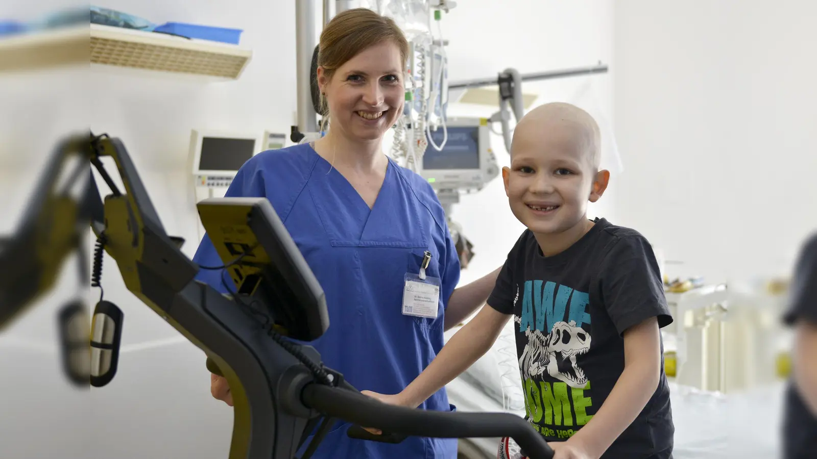 Sport auf der Kinderkrebsstation: Dr. Sabine Kesting mit einem mit einem Patientenkind auf dem Ergometer. (Foto: Initiative krebskranke Kinder München e.V.)