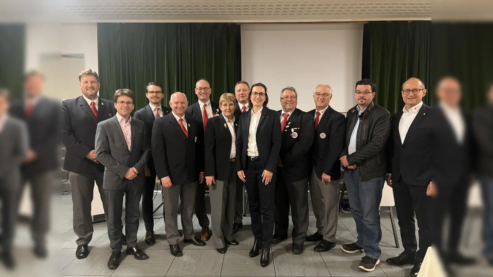 Der neue Vorstand mit Gästen: Marko Hammer, OB Florian Hartmann, Dennis Behrendt, Jörg Westermair, Bernhard Seidenath, Angelika Gumowski, Dr. Ralf Schöniger,Corinna Mauermayer, Dr. Christian Günzel, Hans-Michael Weisky, Alexander Keinert und Dr. Martin Rieger (v. l). (Foto: BRK - Kreisverband Dachau)