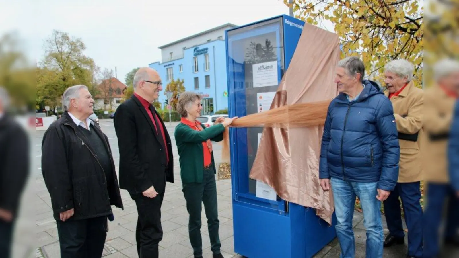 Lang haben Standortdiskussionen und Genehmigungen gedauert. Nun steht der Bücherschrank endlich. Die Vertreter der Bürgervereinigung Ernst Eschenweck, Frieder Vogelsgesang, Angela Scheibe-Jaeger, Thomas Hasselwander und Herbert Hanko (v.l.) enthüllen die Glasvitrine feierlich. (Foto: us)