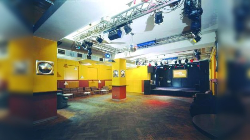 Attraktive Clubatmosphäre mit großer Tanzfläche: das Orangehouse (Foto: pi)