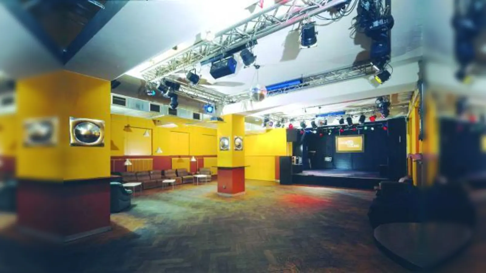 Attraktive Clubatmosphäre mit großer Tanzfläche: das Orangehouse (Foto: pi)