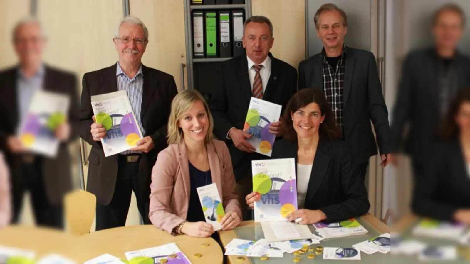 Das neue vhs-Programm ist da: Paul A. Broß (Vorsitzender des Fördervereins), Nadine Mafke (vhs), Udo Ockel (Bürgermeister Kirchseeon), Martina Eglauer (vhs-Leiterin) und Johann Brand (Layout).	 (Foto: Stefan Dohl)