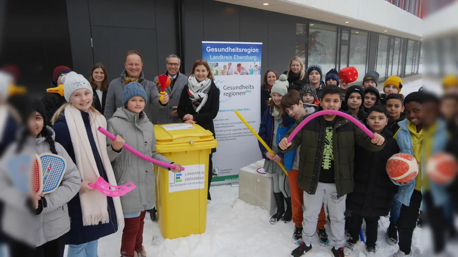 Landrat Robert Niedergesäß und Abteilungsleiter Christian Salberg haben kürzlich eine der Tonnen an Catherine Aicher, Rektorin der Grund- und Mittelschule Vaterstetten, übergeben. Die Kinder finden es klasse! (Foto: LRA Ebersberg)