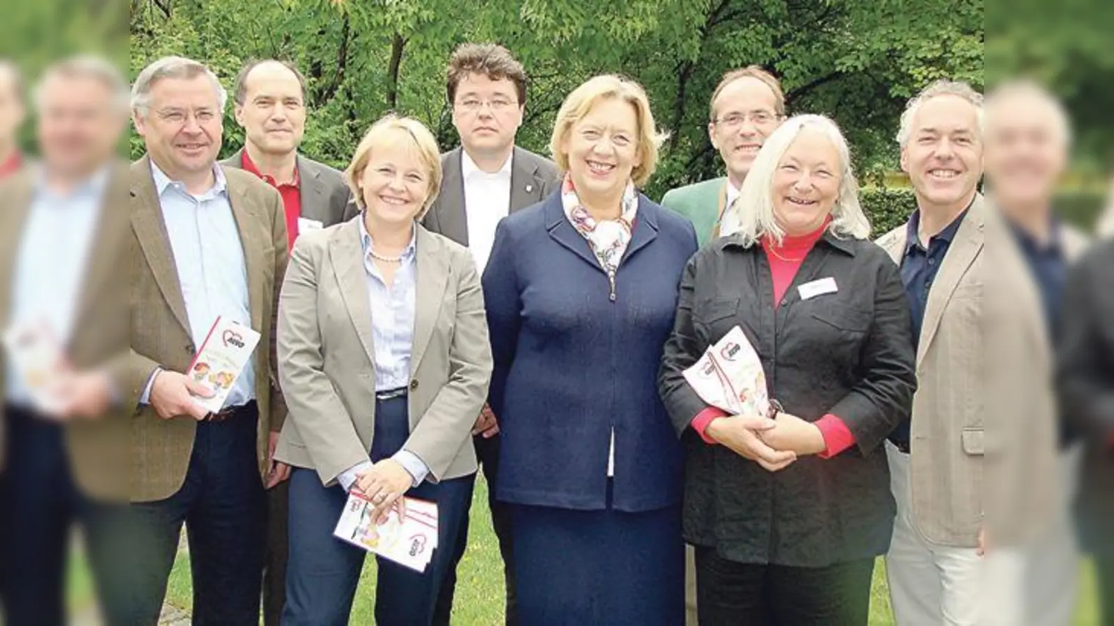 Gruppenbild mit NBH-Gründerin Helene Nestler (2. v. r.) und ohne Kanzlerin, dafür mit Landrätin und Bürgermeistern.  (Foto: Ka)