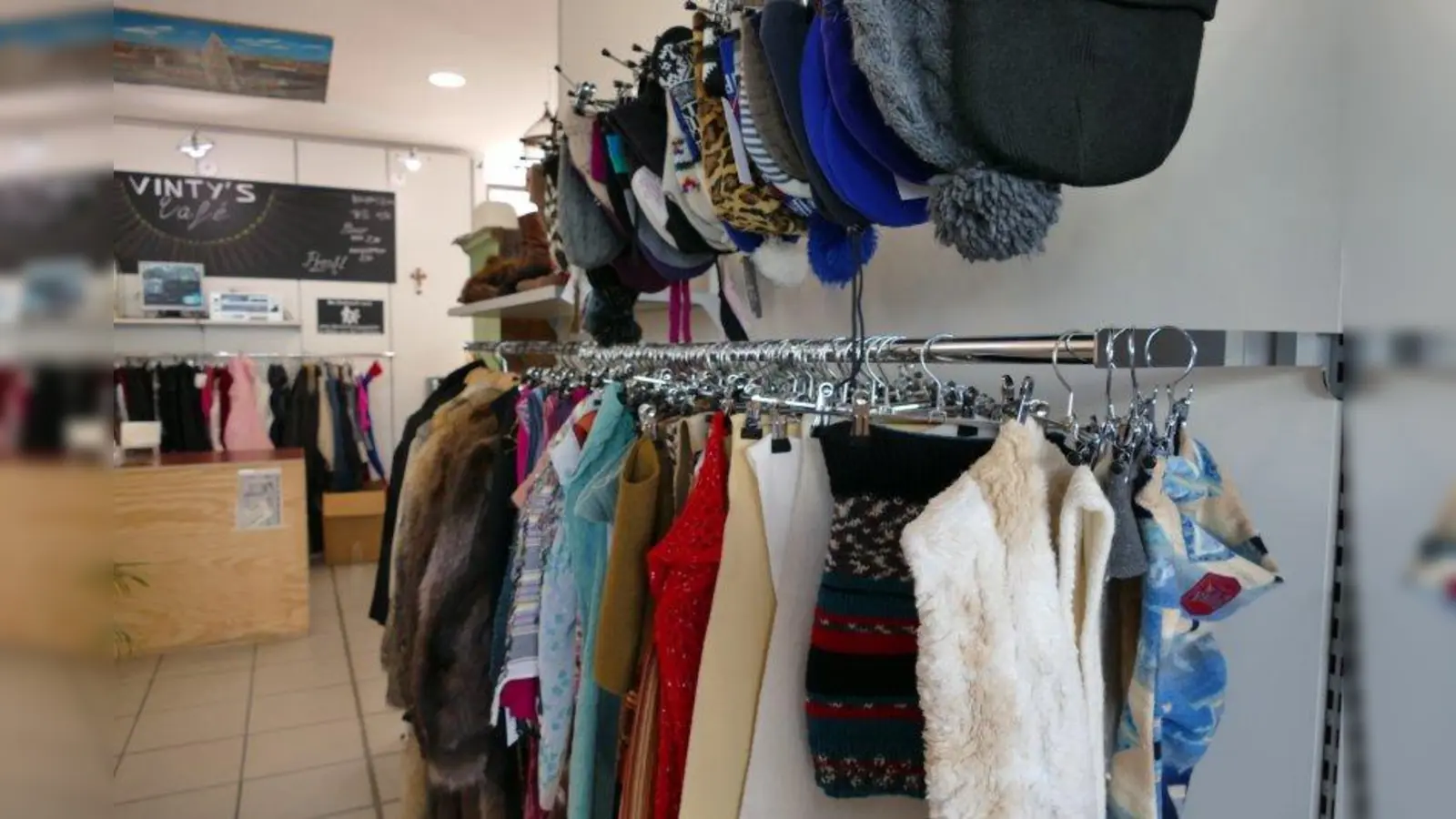 Alltägliches und Ausgefallenes hängt im Secondhand-Shop ordentlich aufgereiht. (Foto: ds)